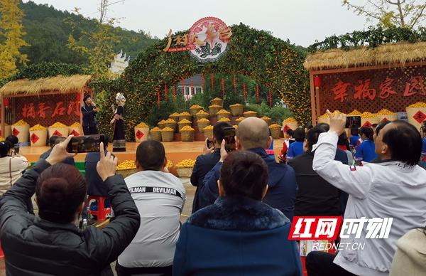 第二十屆2020年湖南石門柑橘節現場節目表演，引得觀眾紛紛拍照